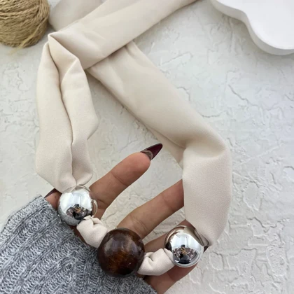 گردنبند زنانه مدل ناتورا سیلور طرح مروارید لوکس با پارچه کرم و مهره چوبی