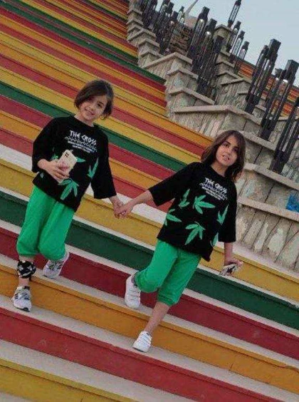 کراپ شلوارک مشکی طرح برگ