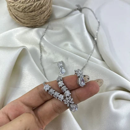 نیم ست زنانه جواهری مدل شکوفه طرح گل و اشک نگین‌دار نقره‌ای