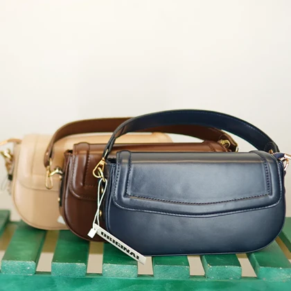 کیف دوشی پاسپورتی زنانه پکه دار