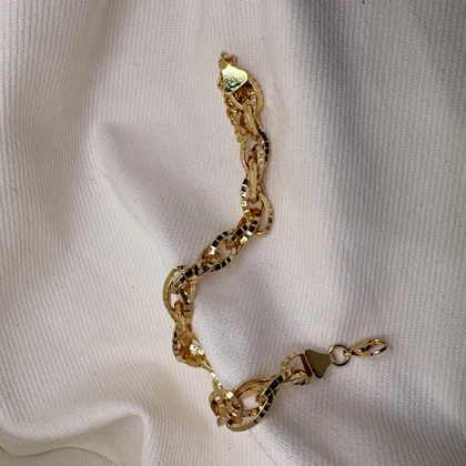 دستبند برند شین مدل «بیضی زرین» | با آبکاری طلای 24 عیار و تراش‌های درخشان