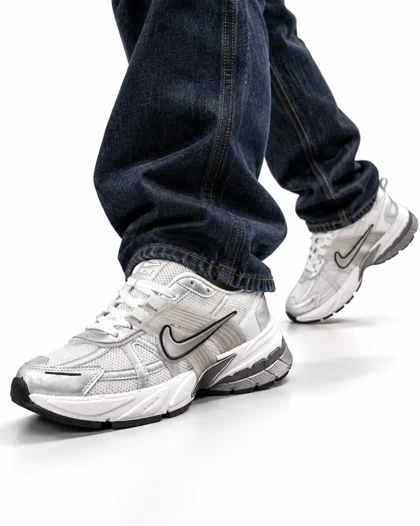 کفش کتانی مردانه نایکیv2k رنگ سفید نقره ای Nike V2k