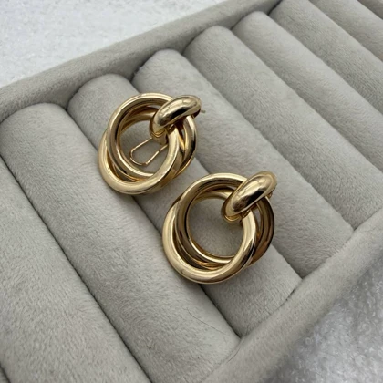 گوشواره طلایی با حلقه‌های درهم‌تنیده بزرگ
