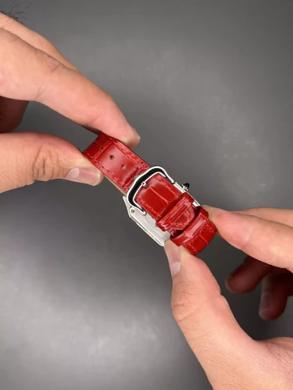 ساعت مچی کارتیه دومونت بند چرمی قرمز صفحه سفید Cartier