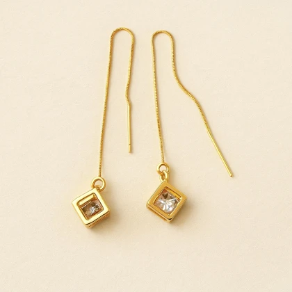 گوشواره زنجیری طلایی زنانه با نگین مکعبی شفاف | طراحی ظریف و خاص