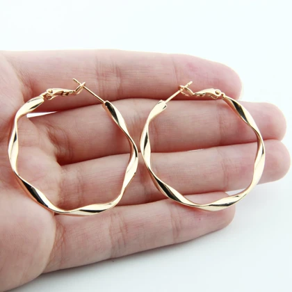 گوشواره زنانه مدل حلقه‌ای پیچی