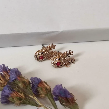 گل گوش زنانه طرح گوزن (آهو) با نگین‌های کریستالی و بینی قرمز – آبکاری طلا