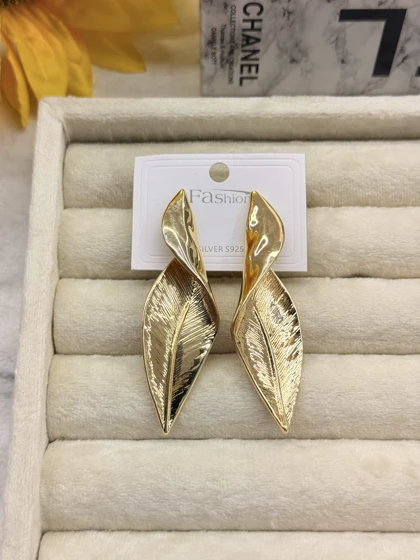 گوشواره طلایی برگ جمع شده