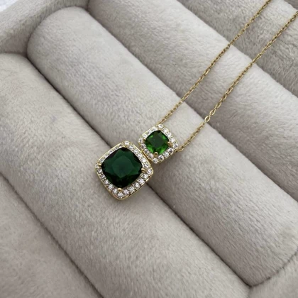 گردنبند طلایی با آویز نگین سبز