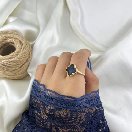 انگشتر زنانه مدل اقبال طرح شبدر نگین مشکی