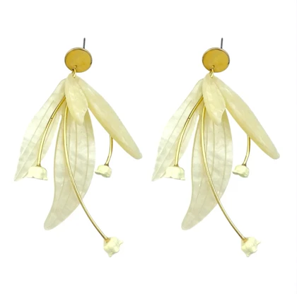 گوشواره زنانه مدل لیوانا طرح گل آویزدار با گلبرگ‌های کرمی و شاخه‌های طلایی