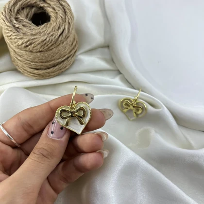 گوشواره زنانه آویز مدل دلبر طرح قلب و پاپیون