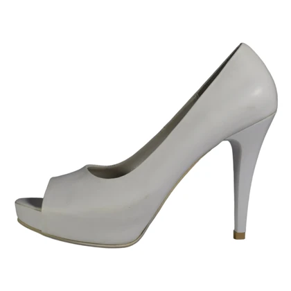 صندل زنانه چرمیران مدل شنلی کرم