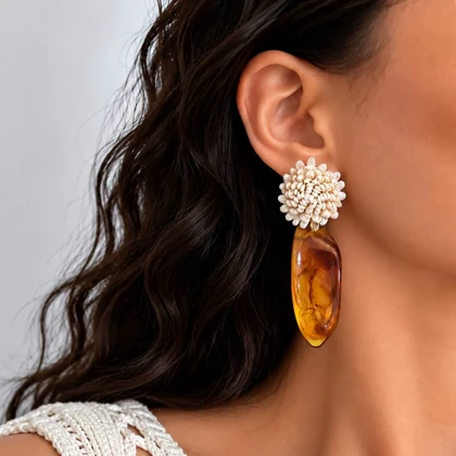 گوشواره گل‌دار کرم با آویز کهربایی