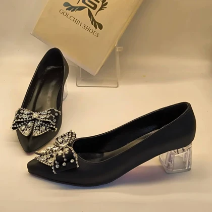 مجلسی پاشنه شیشه ای