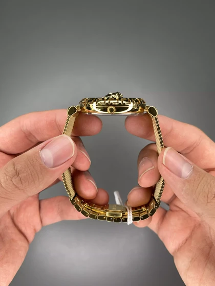 ساعت مچی ورساچه بند حصیری طلایی صفحه سبز Versace