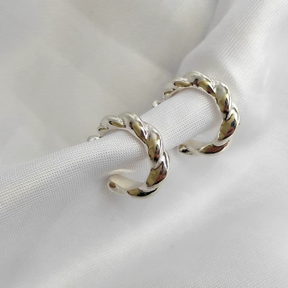 گوشواره حلقه‌ای پیچشی نقره ای