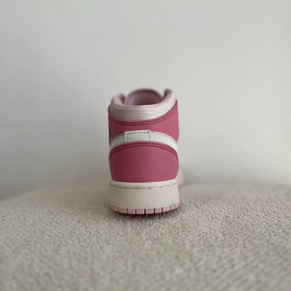 جردن1 ساق‌دار صورتی