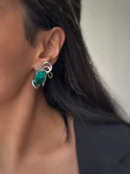 گوشواره جواهری پاپیونی بزرگ سنگ زمرد کلمبایی