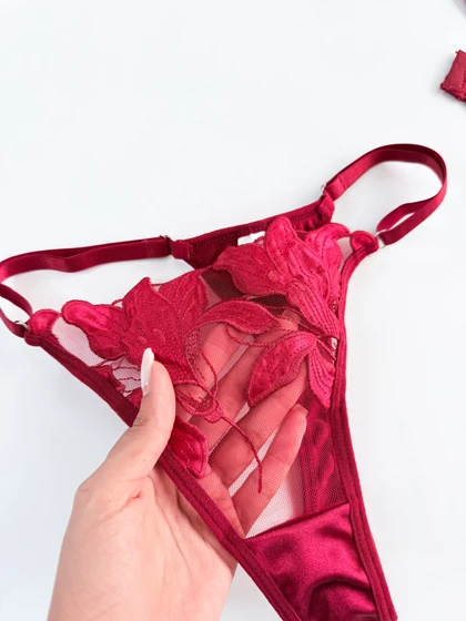 ست شورت و سوتین فنر دار تور و دانتل طرح برگ وسط قلب زرشکی