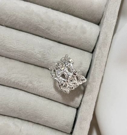 انگشتر مواج نگین‌دار