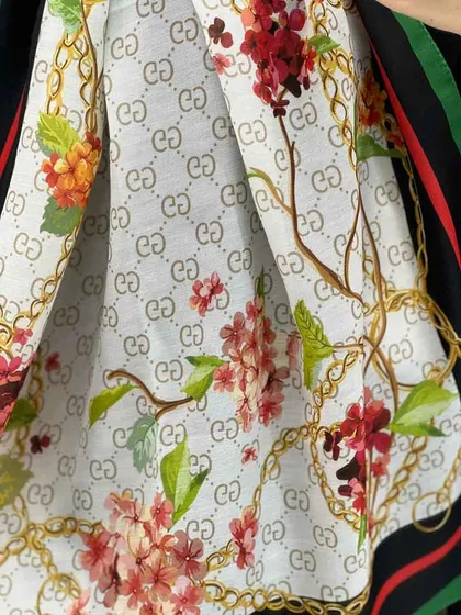 شال گوچی طرح گل‌دار