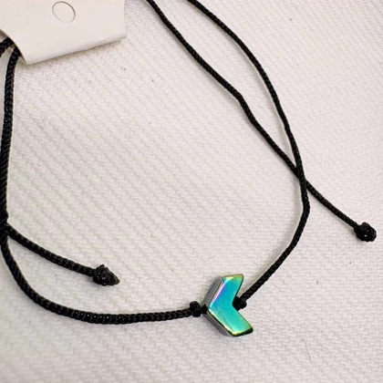 دستبند استیل نقره‌ای طرح «جناغ صیقلی» | ظریف و درخشان (بند مشکی)