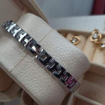 ساعت مچی زنانه مرواریدی رویال سیلور رنگ ثابت