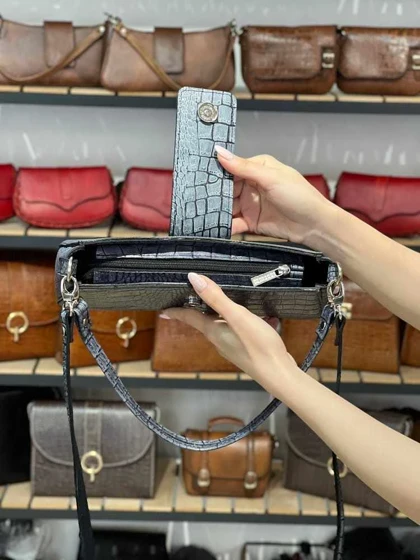 کیف چرم زنانه آسمان طوسی ابر و بادی سنگی چرم اصل گاوی