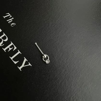 پیرسینگ بینی نقره‌ای با آویز نگین