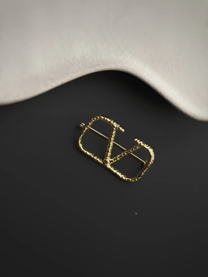 سنجاق سینه Valentino