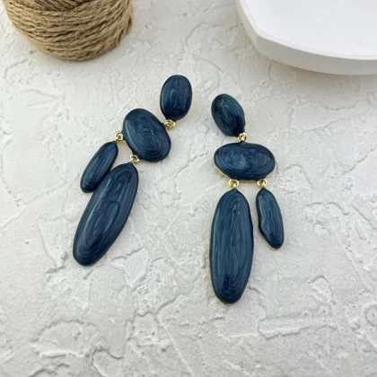 گوشواره زنانه مدل ازمورا آویزدار با طرح میناکاری مدرن