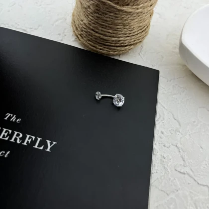 پیرسینگ ناف استیل نگین‌دار - درخشش ظریف