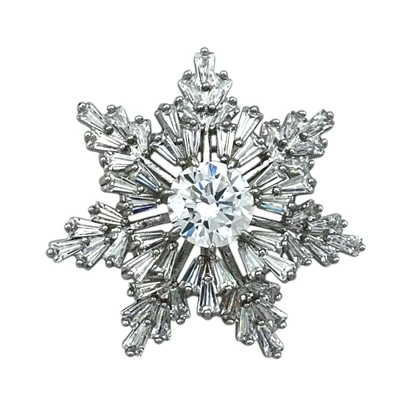 گل سینه زنانه ژوپینگ مدل برف‌آرا طرح دانه‌برف جواهری نگین‌دار نقره‌ای