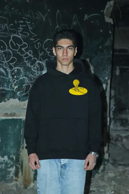 هودی مشکی اسپرت مینیمال طرح آدمک زرد 3 - فواصل