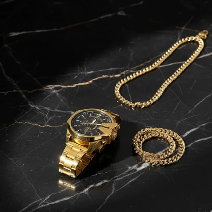 ست ساعت مچی مردانه طلایی صفحه مشکی مدل U700 + دستبند و گردنبند کارتیه رنگ طلایی