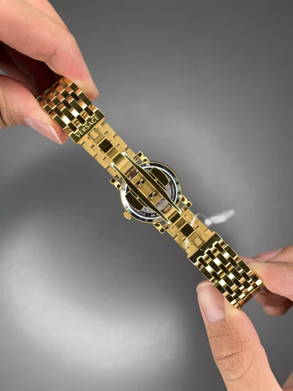 ساعت مچی ورساچه دورحکاکی بند طلایی صفحه قرمز Versace