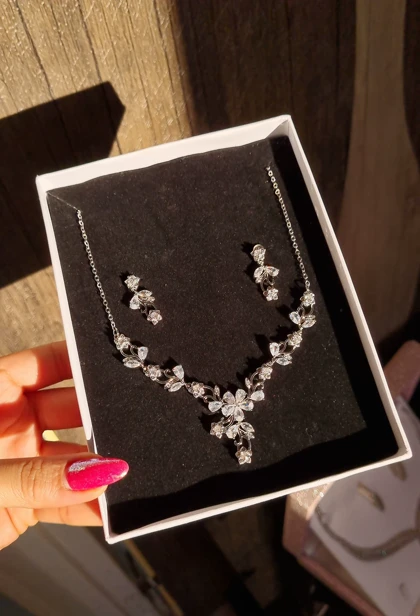 نیمست گردنبند و گوشواره جواهری