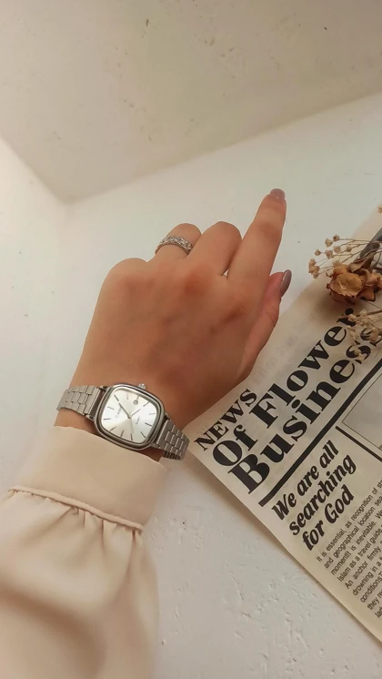 ساعت کاسیو اولد مانی زنانه بند نقره ای صفحه سفید ، اندازه بند 22/5 سانت قفل ریلی با قابلیت کوتاه کردن راحت