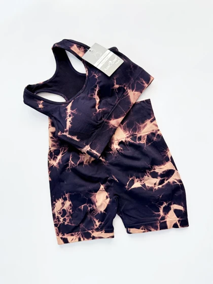 ست ورزشی نیم‌تنه کاپ‌دار و شورتک پشت چروک سیملس