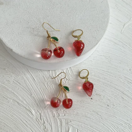 گوشواره گیلاس و توت فرنگی سه بعدی شیشه ای