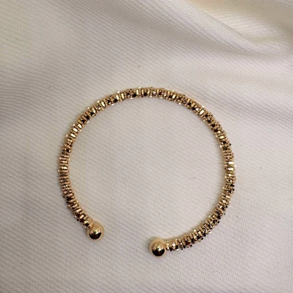 بنگل ژوپینگ طرح «خاویاری» | درخشش دانه‌دانه طلایی در قابی مینیمال