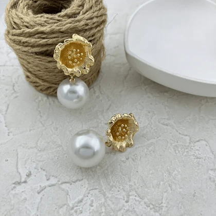 گوشواره زنانه مدل زرگل آویز مروارید با طرح گل طلایی