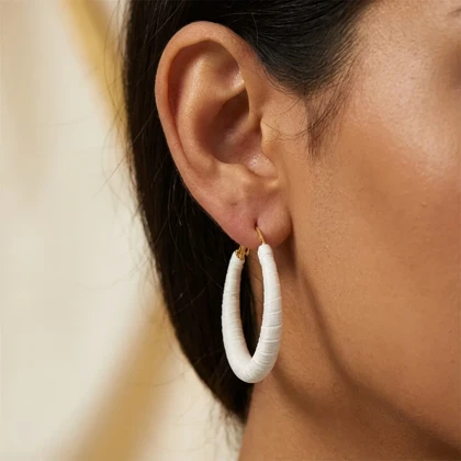 گوشواره زنانه مدل آلبا طرح حلقه‌ای بزرگ با بافت مارپیچی سفید