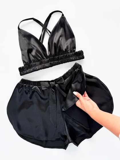 ست لباس خواب نیم‌تنه بند ضربدری و شورتک ساتن