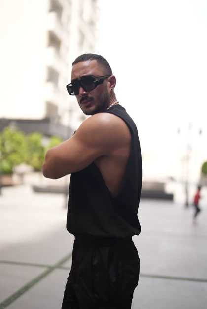 رکابی حلقه‌ای وست (بیسیک) ساده مشکی Pedro Pascal