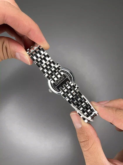 ساعت مچی ورساچه دورحکاکی بند سیلور صفحه سفید Versace