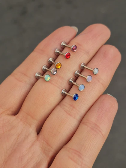 پیرسینگ رنگی گوش