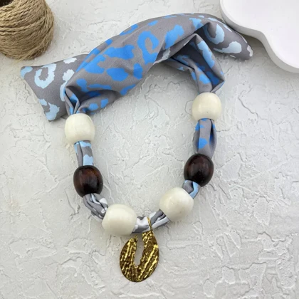 گردنبند زنانه مدل لئوآزور گلد طرح پلنگی لوکس با مهره‌های چوبی و آویز طلایی چکشی