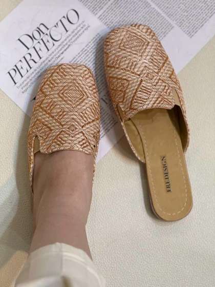 1130 صندل اسلیپر زنانه پشت‌باز جلو بسته طرح سنیتی